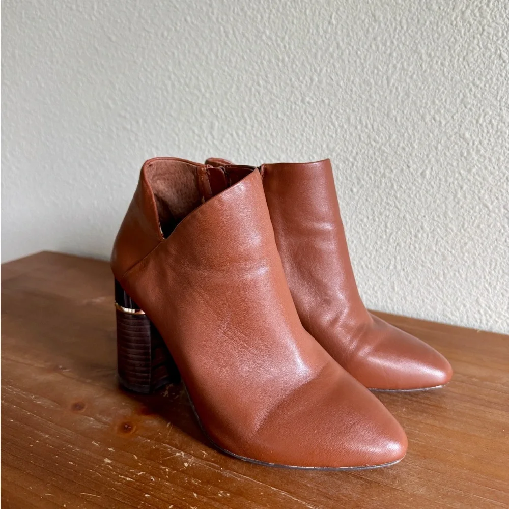 Antonio Melani Sofie Cognac Leather V-Cut Ankle Boots Block Gold Heel Bootie 7M